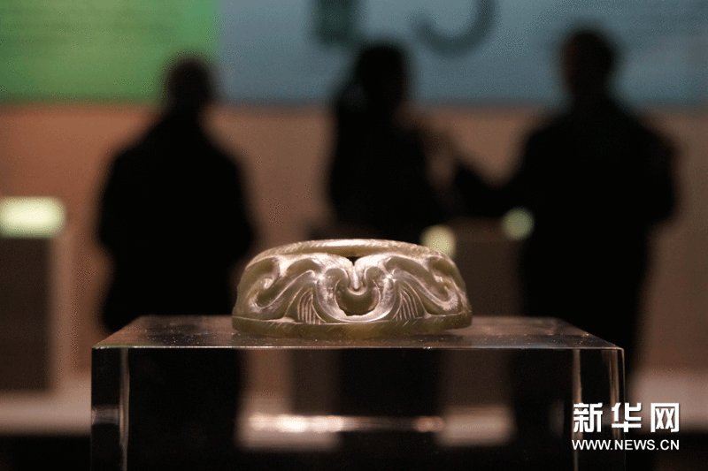 这是12月24日在杭州良渚博物院拍摄的玉雕斜口短筒形器。