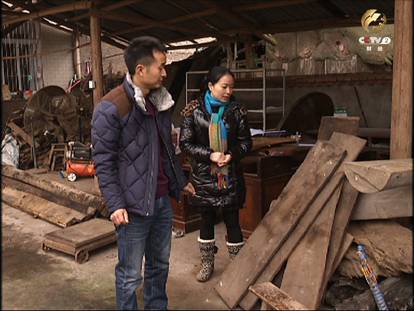 　　四川省芦山县根雕协会会长刘毅恒正在与老房原料商进行交谈
