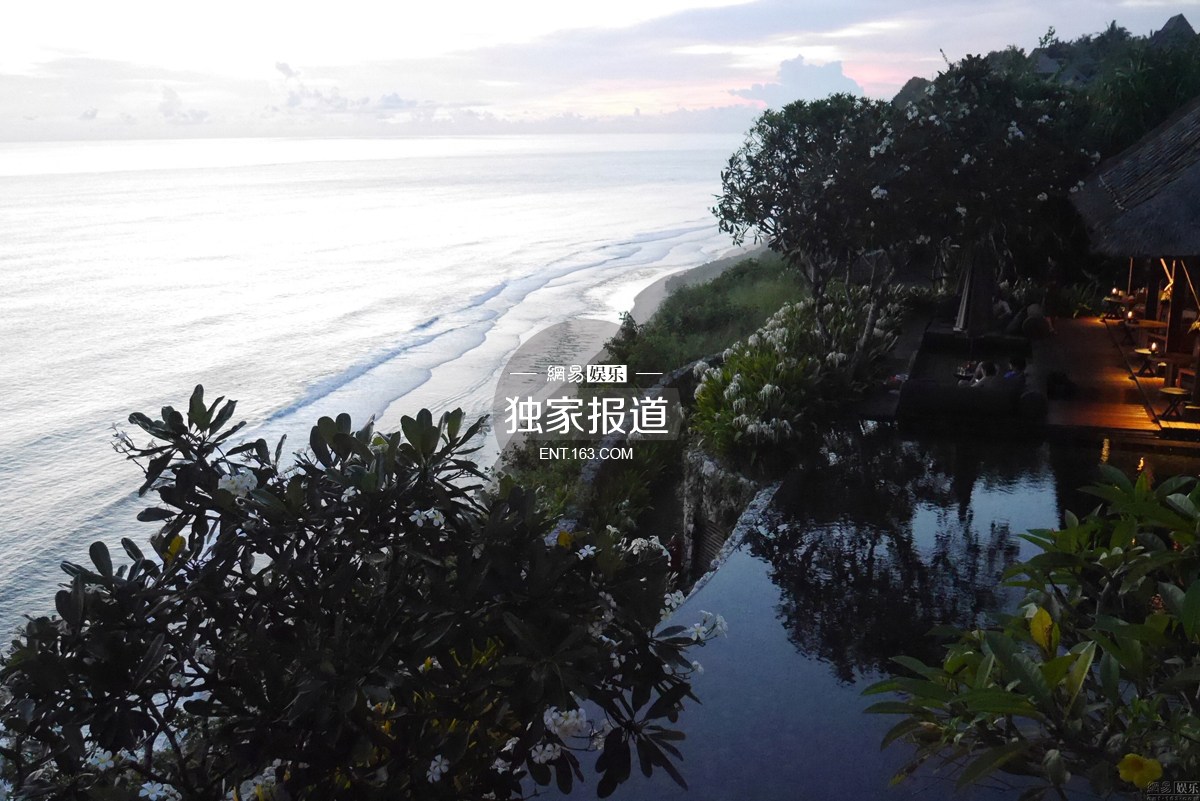 杨幂刘恺威婚礼酒店外景曝光 (文/黄星)自公布婚讯以来便备受关注的杨幂和刘恺威于1月8日在巴厘岛举行婚礼,而婚礼举办场所选在了巴厘岛最豪华的酒店内举行。日前参与婚礼的亲友和媒体人员已陆续到场,而杨幂刘恺威一对新人连同双方父母则会在7日晚抵达。 婚礼规模不大 场所极尽土豪 这场将于1月8日当地时间下午举办的婚礼参与人数并不多,流程也会按最简单的西式婚礼操办,预计整个过程不超过四十分钟。没有大排筵宴,没有各种“趣味”环节,可谓是相当“环保”。