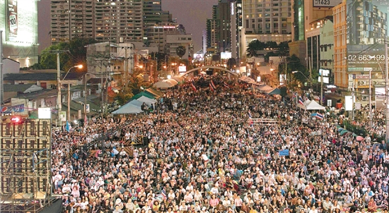 泰国:封城压力下英拉欲辞职 他信<em>劝妹</em>坚持_台