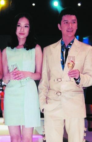 冯绍峰机场热吻女友倪妮搂肩牵手传好事近_综