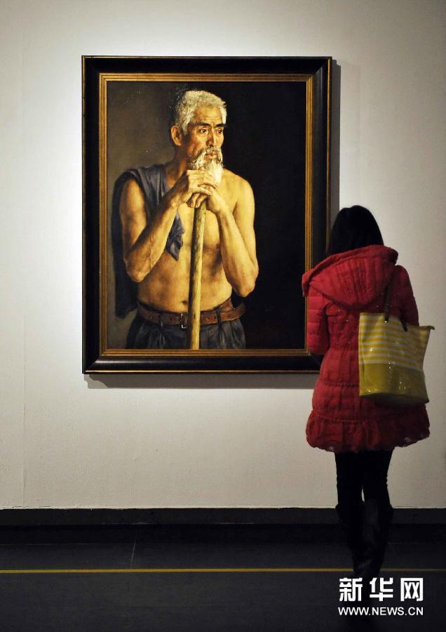  （1）1月25日，一位观众在观看油画作品。