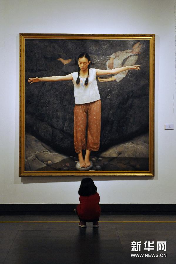   （3）1月25日，一名小女孩在观看油画作品。