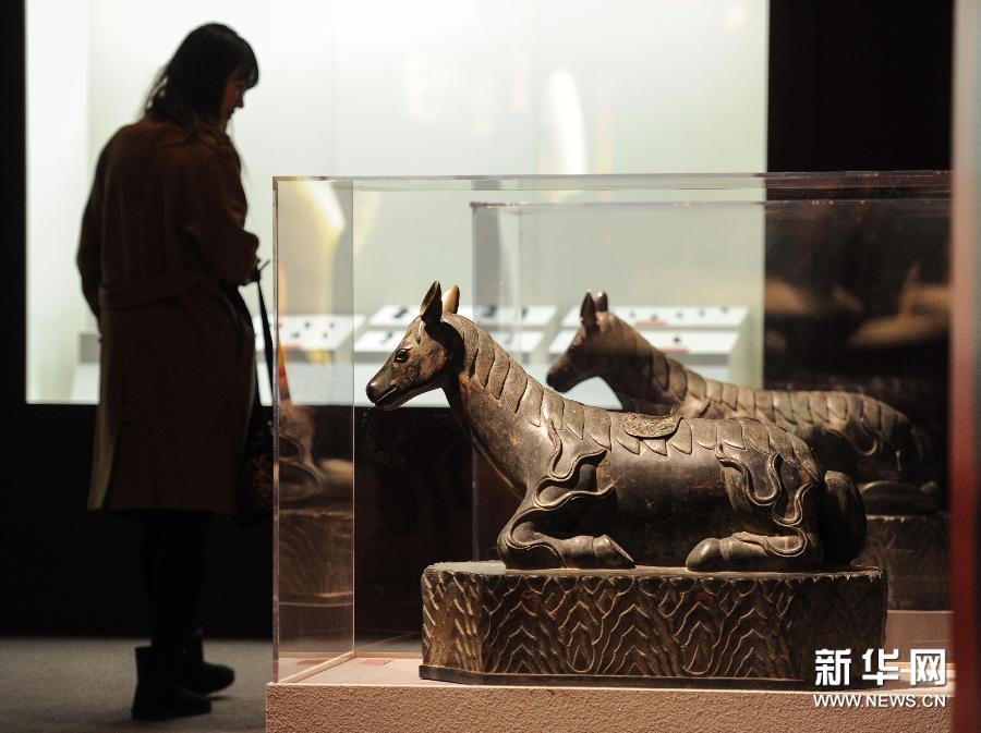 （2）1月23日，观众在首都博物馆欣赏铜卧马。