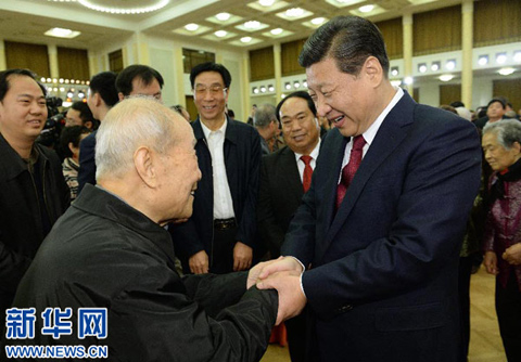  1月29日，中共中央、国务院在北京人民大会堂举行2014年春节团拜会。这是中共中央总书记、国家主席、中央军委主席习近平同首都各界人士亲切交谈，祝贺新春。 新华社记者 马占成 摄