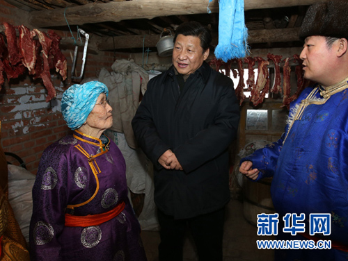  这是1月27日，习近平在锡林郭勒盟81岁的牧民玛吉格家了解生活情况。新华社记者 庞兴雷 摄