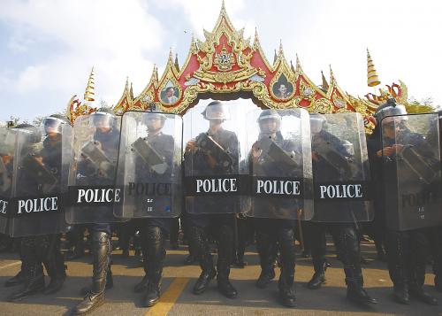 14日在泰国曼谷，政府出动数千名防暴警察，以夺回政府大楼和其他 泰数千防暴警察和平清场 被示威者占领的区域。