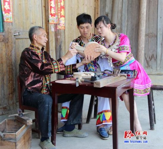 　绥宁县非物质文化遗产木锁传承人在指导学徒
