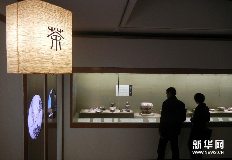    （2）3月4日，参观者在苏州博物馆观赏茶具展品。