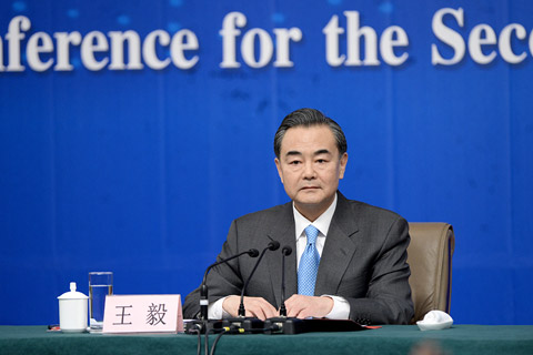 外交部部长就中国的外交政策和对外关系答记
