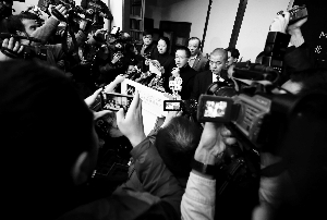 马航新闻发布会两换地点 等待4小时短至五六分