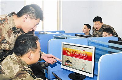 官兵们在政工网上学习两会精神