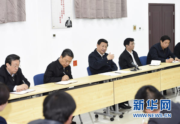 　　3月17日，习近平在焦裕禄干部学院同在此学习的兰考县部分乡村干部学员座谈。新华社记者 李学仁 摄