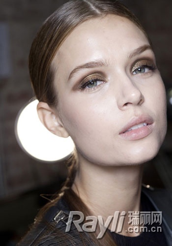 快速瘦脸妙招<em>教学</em> 用<em>发型</em>修饰脸型_<em>时尚</em>台_央