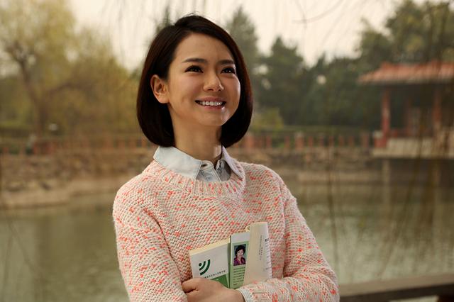 《<em>我的</em>播音系女友》曝戚薇剧照 背课本学生味