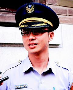 台警察保卫行政院爆红 吹哨子以一挡百