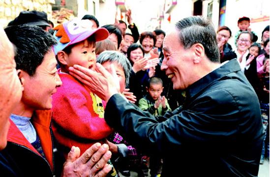 3月24日,王岐山到蒙阴县垛庄镇后里村看望建国前入党的老党员张夫兰。