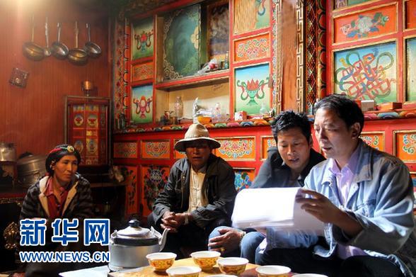 这是毕世祥同志（右一）在白玉县河坡乡开展政策宣讲（资料照片）。 新华社发