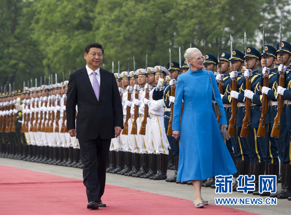 　　4月24日，国家主席习近平在北京人民大会堂同丹麦女王玛格丽特二世举行会谈。这是会谈前，习近平在人民大会堂东门外广场为玛格丽特二世举行欢迎仪式。新华社记者 谢环驰 摄