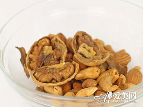 <em>西瓜</em>可减轻晒后疼痛 10种好食物是皮肤救星_旅