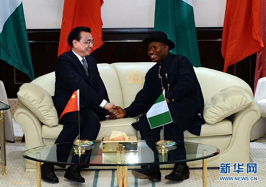 Li Keqiang se reúne con presidente de Nigeria