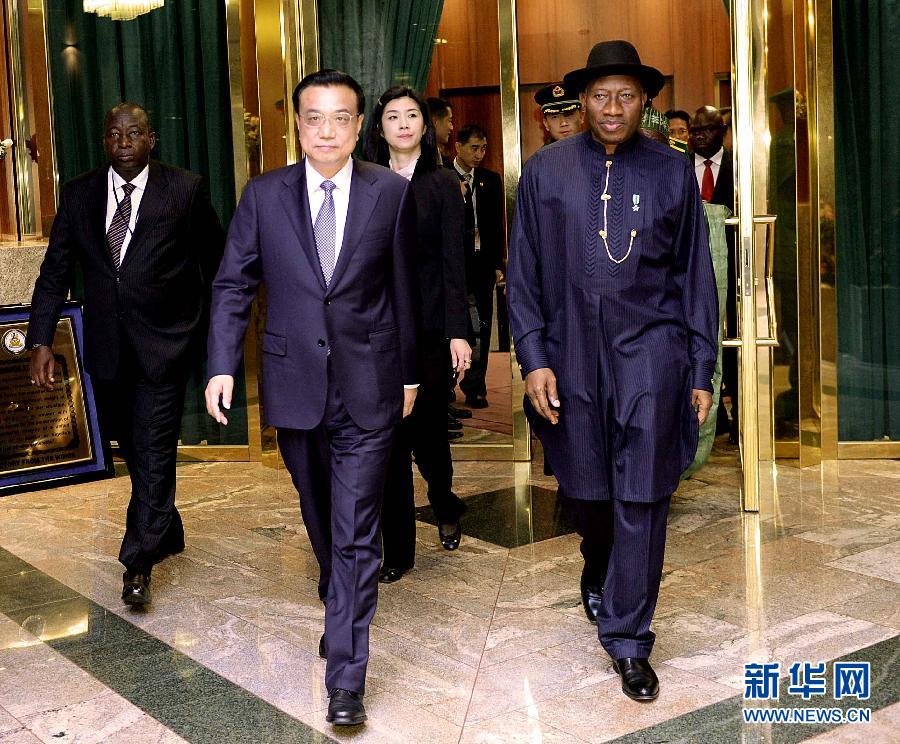 Li Keqiang se reúne con presidente de Nigeria