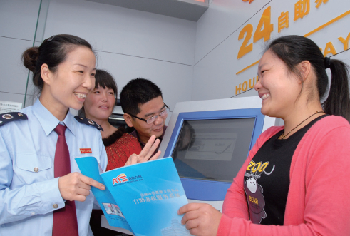 地税局“580”党员志愿者为纳税人讲解自主纳税ATM机操作