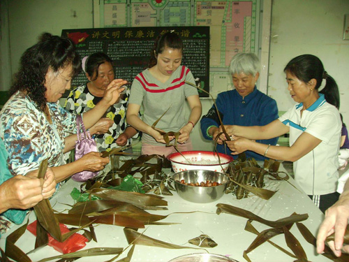 刘世云组织社区居民在端午节开展包粽子活动