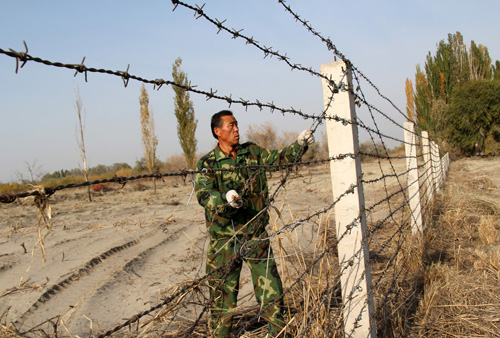 王永福在修缮边境线上的铁丝网