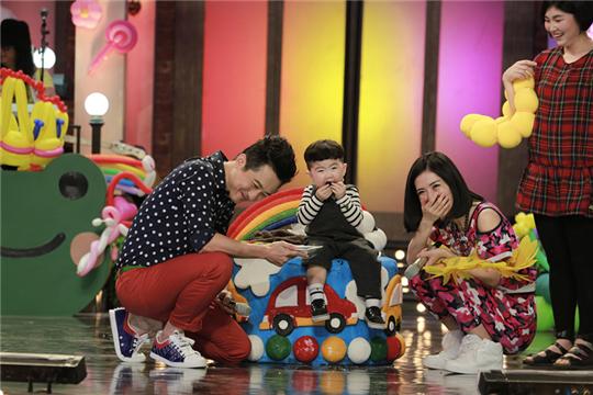 韩国小正太《嗨!2014》展萌功 拒<em>剪头发</em>哭花脸