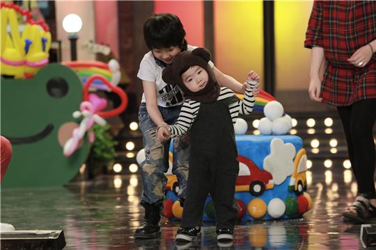 韩国小正太《嗨!2014》展萌功 拒<em>剪头发</em>哭花脸