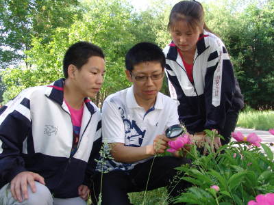 何兰平指导学生识别各种植物