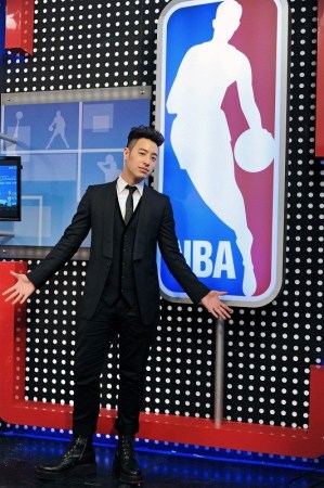 潘玮柏评论NBA总决赛 将发新碟《王者丑生》