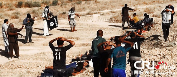 　　当地时间2014年6月14日，伊拉克萨拉赫丁，伊拉克极端武装&ldquo;伊拉克和黎凡特伊斯兰国&rdquo;武装人员处决大量俘虏的伊拉克安全部队士兵。　图片来源：CFP