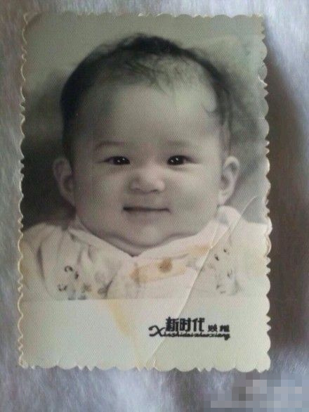 汪小菲晒女儿和自己婴儿照 大S红唇魅惑_综艺