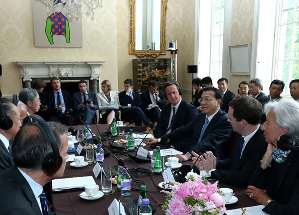 6月17日，中国国务院总理李克强在伦敦与英国首相卡梅伦共同出席中英全球经济圆桌会。记者 庞兴雷 摄