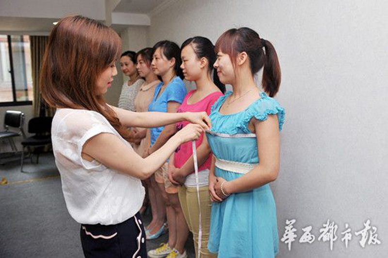 成都一商家选D<em>罩杯</em>女员工送外卖_粤语台