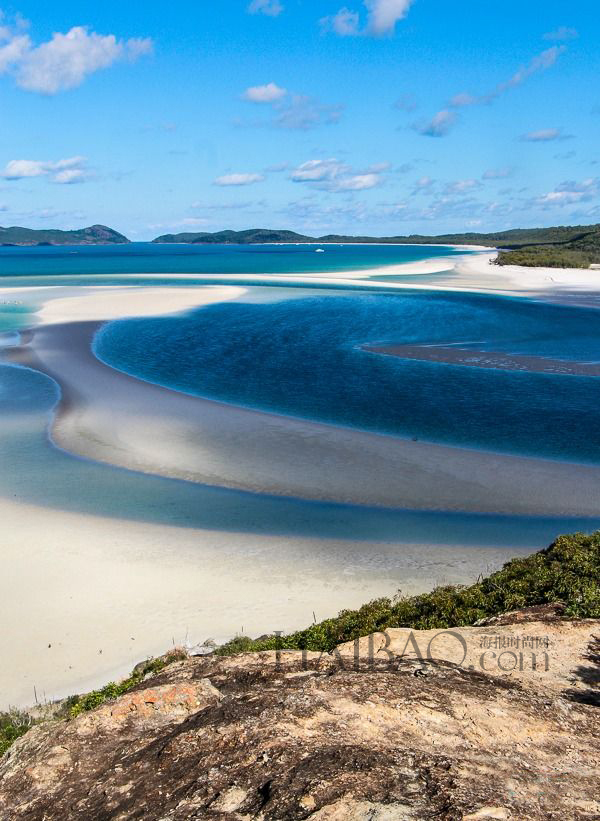 白天堂海滩 (Whitehaven Beach) ,澳大利亚 1、白天堂沙滩 白天堂海滩位于降灵群岛,是一座古朴而屡获殊荣的海滩,也是降灵群岛 74 座岛屿中最大的那个。 白天堂海滩绵延了七公里多长,有着闪亮的白色矽沙,是世界上最纯净的沙子之一。 双脚插入沙子里,跋涉着走入轻轻拍打着海滩的温暖的海浪里,您就会马上意识到为什么全世界的人们都会来到这里。