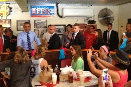 7月10日，奥巴马在德州富兰克林烧烤店与进餐者闲聊。资料图