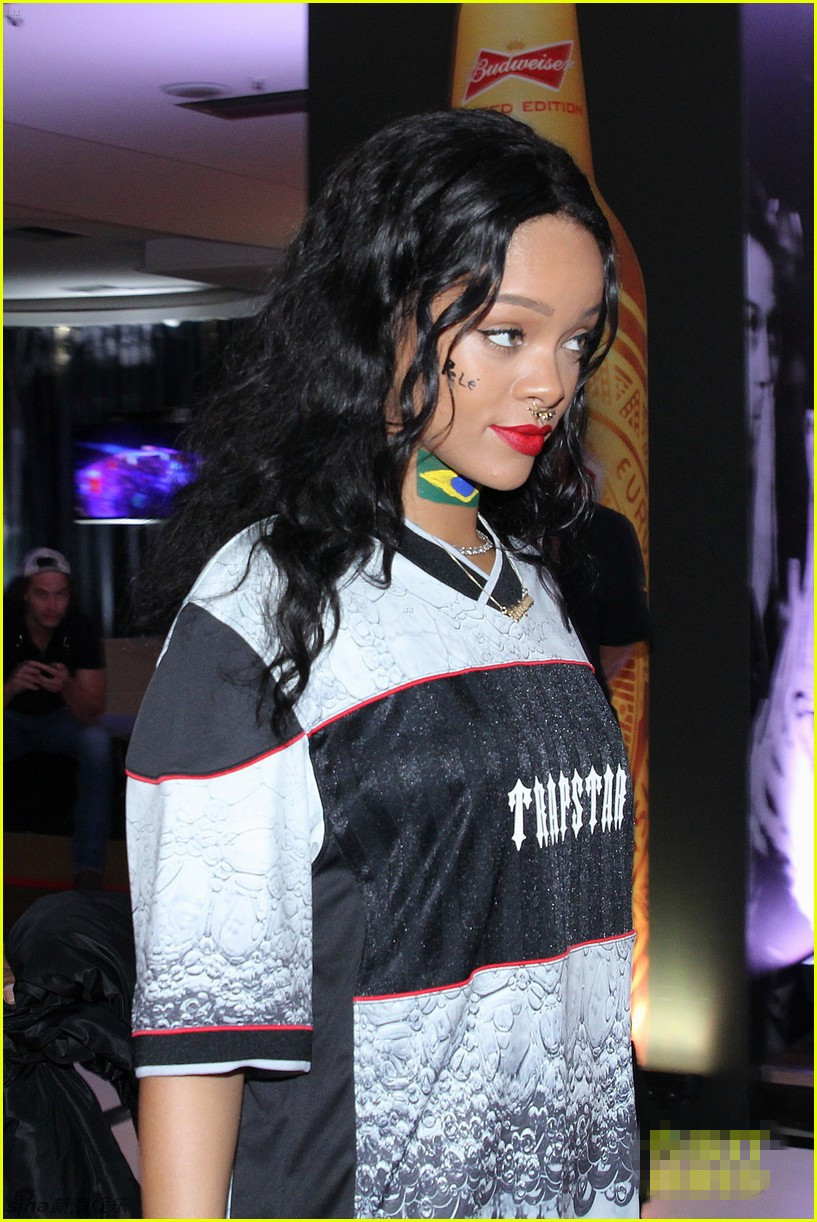 组图:蕾哈娜助阵世界杯 德国夺冠露内衣庆祝_