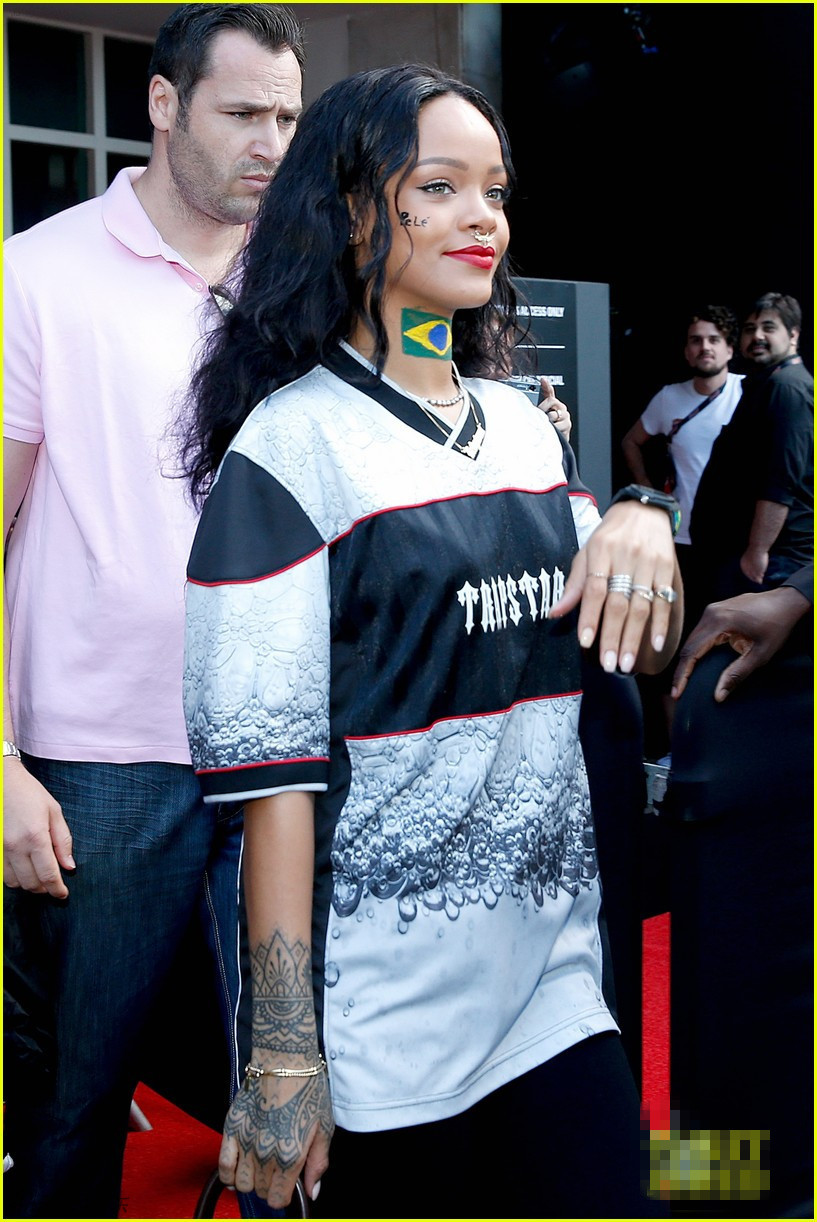 组图:蕾哈娜助阵世界杯 德国夺冠露内衣庆祝_