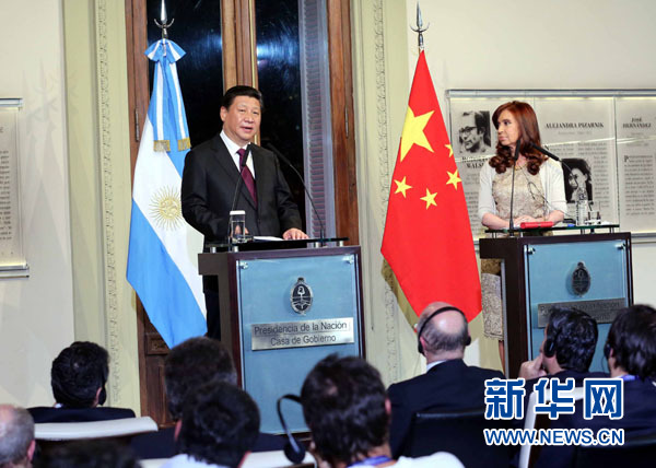 当地时间7月18日，国家主席习近平在布宜诺斯艾利斯同阿根廷总统克里斯蒂娜举行会谈。这是会谈后，两国领导人共同会见记者。 记者刘卫兵 摄