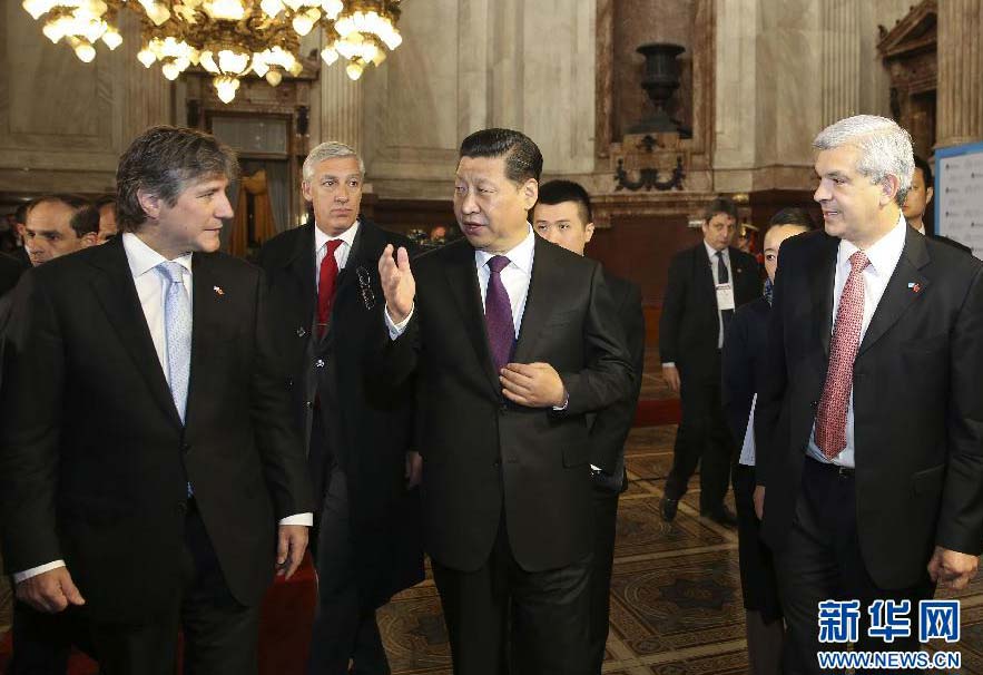 当地时间7月19日，国家主席习近平在布宜诺斯艾利斯会见阿根廷副总统兼参议长布杜（前左）和众议长多明格斯（前右）。