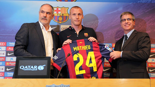 Jeremy Mathieu se suma a sus nuevos compañeros del Barcelona en los entrenamientos de pretemporada