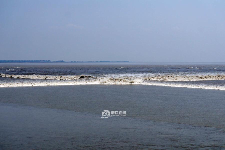 钱塘江再现壮观十字<em>交叉</em>潮 带来难得一见的自