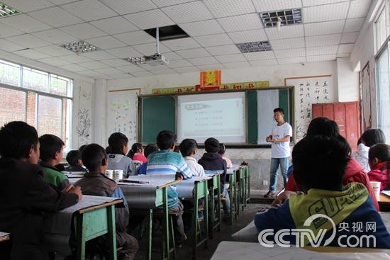 志愿者彭锋讲授中国书法常识