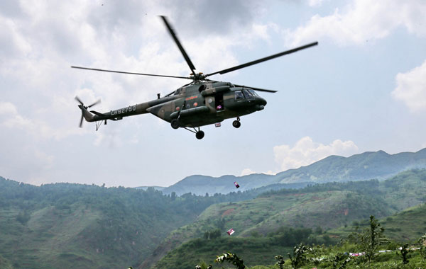Helicópteros entregan suministros en áreas más afectadas por sismo