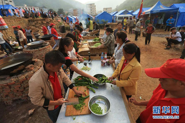 Sobrevivientes del terremoto de Yunnan viven en refugios temporales