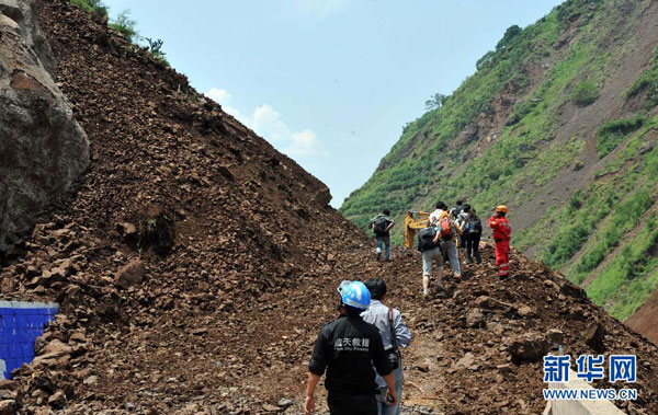 Los equipos de rescate siguen tratando de abrir accesos hacia los pueblos remotos