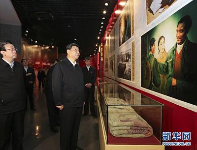 图为3月17日，习近平参观焦裕禄同志纪念馆。